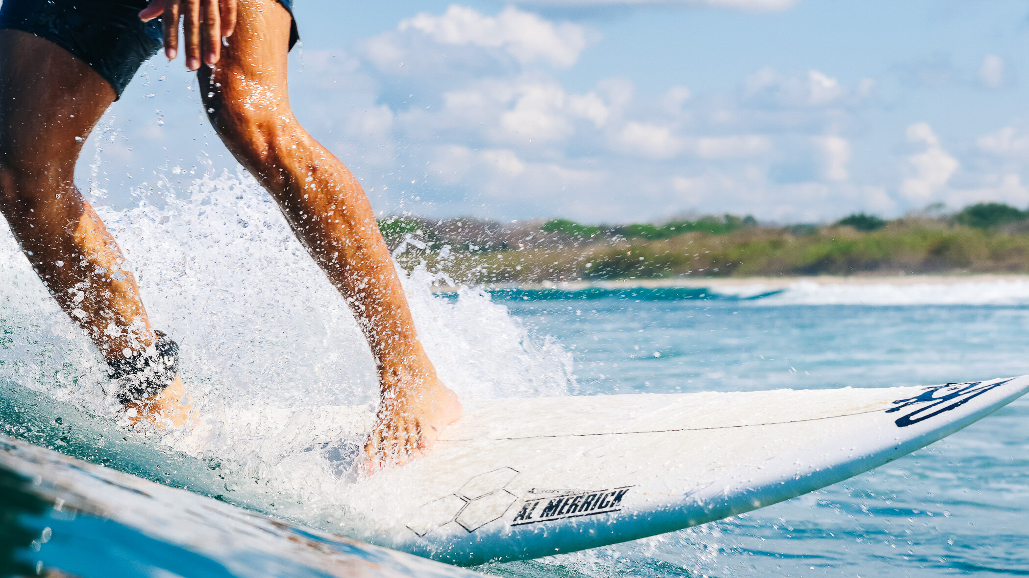 Primer plano de una tabla de surf pasando junto a la cámara