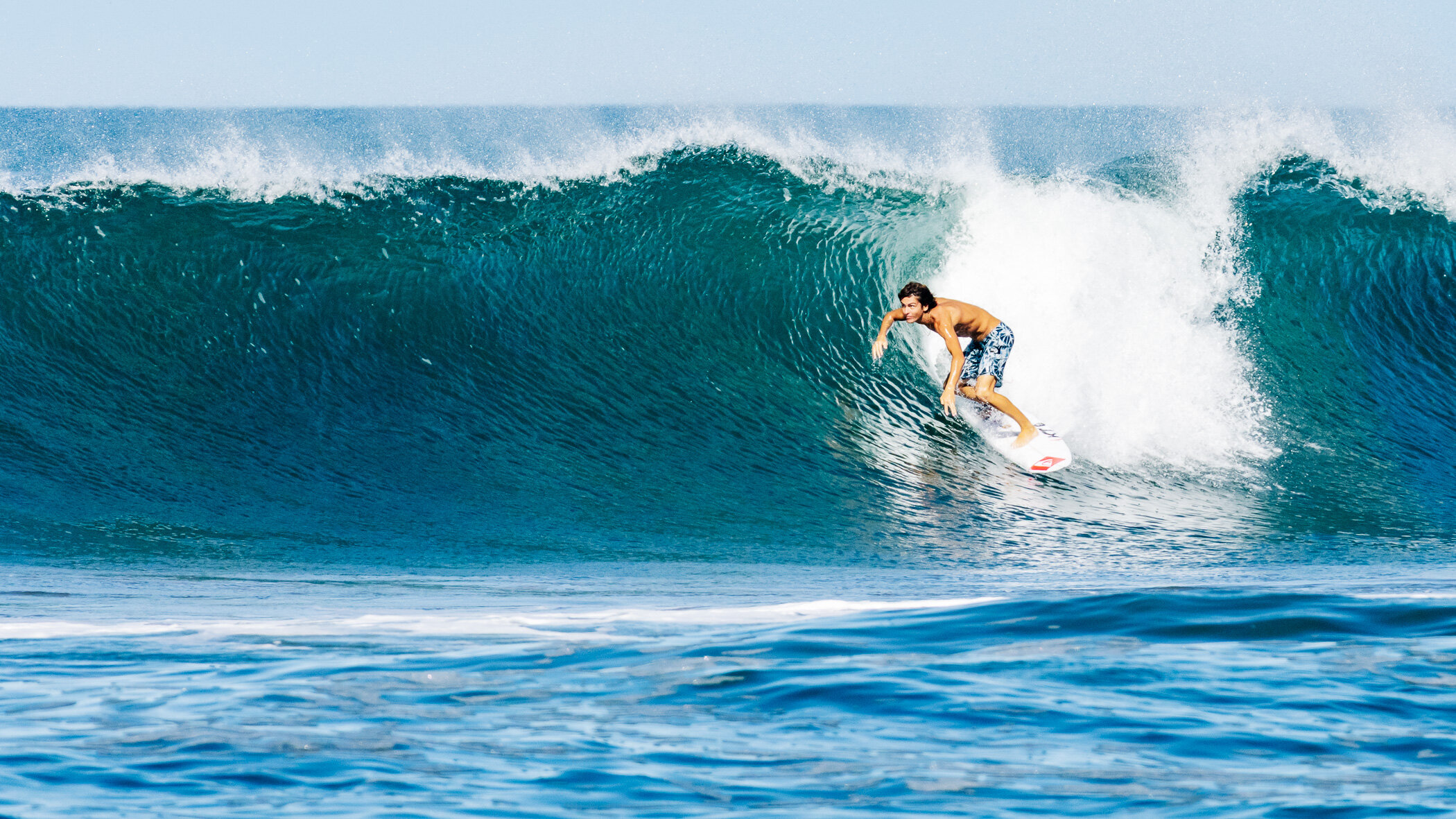 Surfista preparándose para meterse en el tubo en Playa Marbella